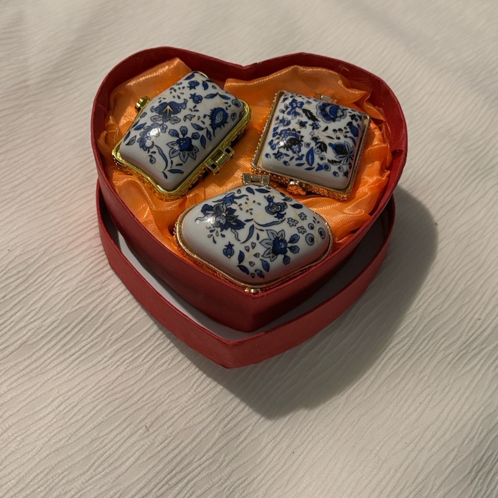 🟣New Set of 3 Vintage Porcelain Trinket Boxes, Blue & White Floral